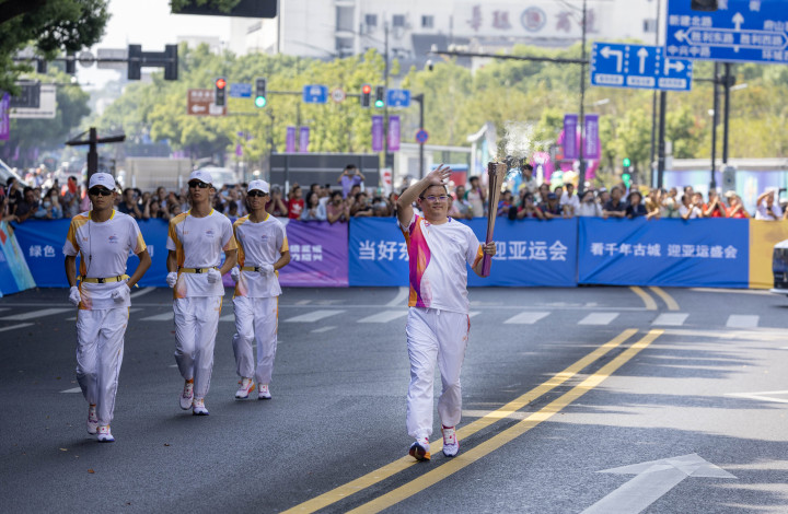 從古城到新城 杭州第19屆亞洲運(yùn)動(dòng)會(huì)火炬?zhèn)鬟f紹興站順利完成(圖10)