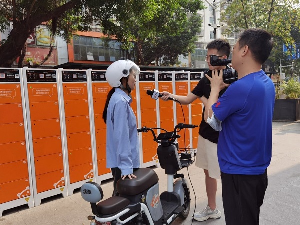 央視記者在嘟嘟換電柜前采訪深圳市民.jpg