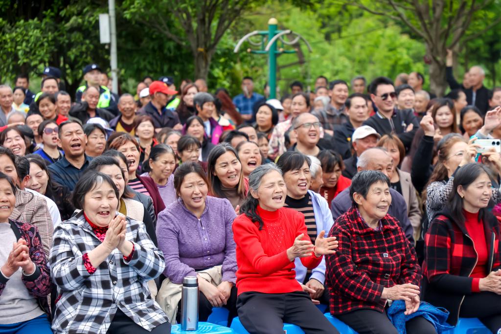 村民樂呵呵地享受屬于自己的“村晚”,。主辦方供圖 華龍網(wǎng)發(fā)