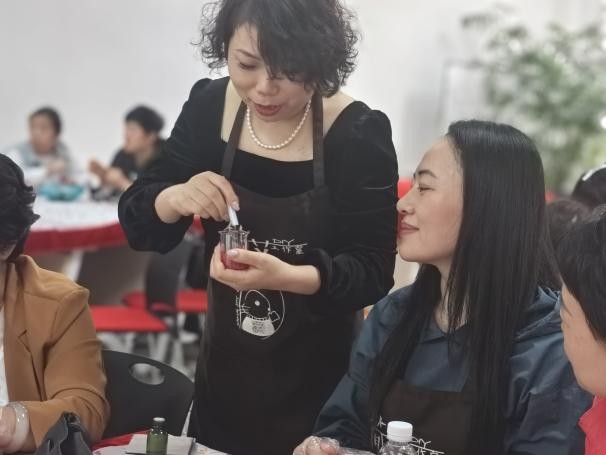 絢麗夏日綻放女性魅力  ——中荷人壽大連分公司舉辦口紅DIY蜜絲會活動(圖1)