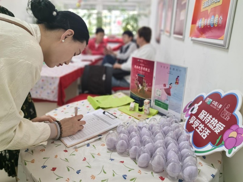 絢麗夏日綻放女性魅力  ——中荷人壽大連分公司舉辦口紅DIY蜜絲會活動(圖3)