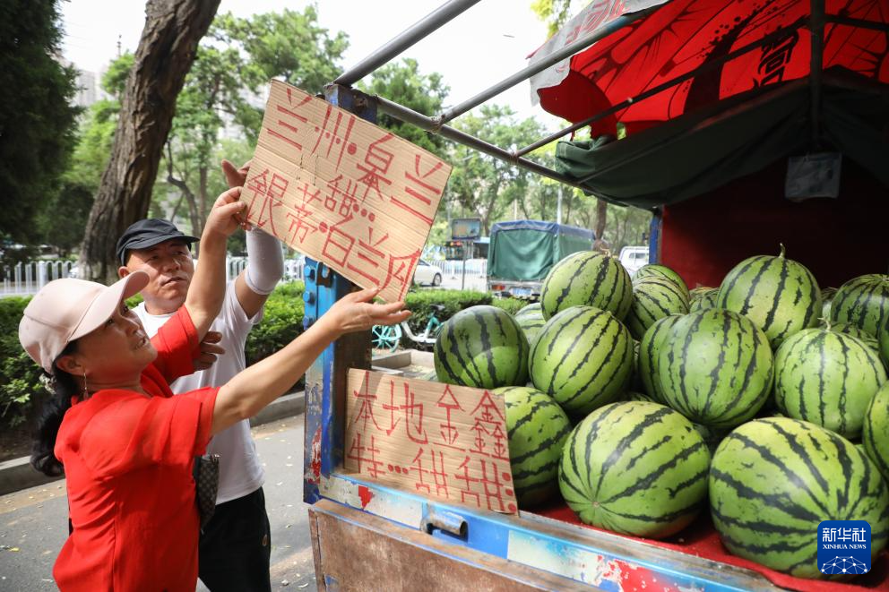 蘭州：應季瓜果攤點助農增收