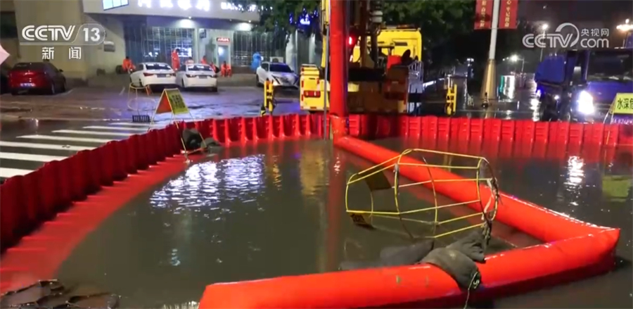 雨夜里的“排澇人”堅(jiān)守崗位 減少道路積水對出行影響